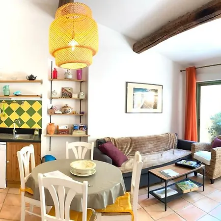 Piscine De La Propriete, Maison Avec Clim Dans Les Chambres, Parking